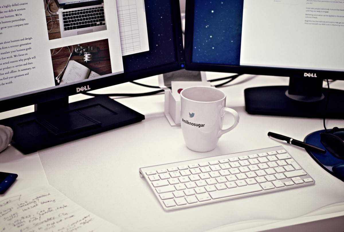 workstation_home_office_computer_coffee_mug_cup_keyboard_monitors_displays-949588.jpgd_.jpg